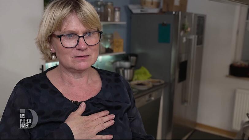 Hand aufs Herz: Sarah (54) ist an ihrem Dinnerabend superaufgeregt. Hand aufs Herz: Sarah (54) ist an ihrem Dinnerabend superaufgeregt.