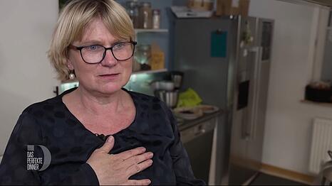 Hand aufs Herz: Sarah (54) ist an ihrem Dinnerabend superaufgeregt.