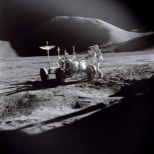 Der LRV (Lunar Roving Vehicle)ist ein elektrisch betriebenes, von den USA für den Einsatz auf dem Mond entwickeltes Fahrzeug, das von drei Apollo-Missionen (15,16,17) mit auf den Mond gebracht wurde, um die Beweglichkeit der Astronauten zu erhöhen und dort nach Abschluss der Mission zurückgelassen wurde.