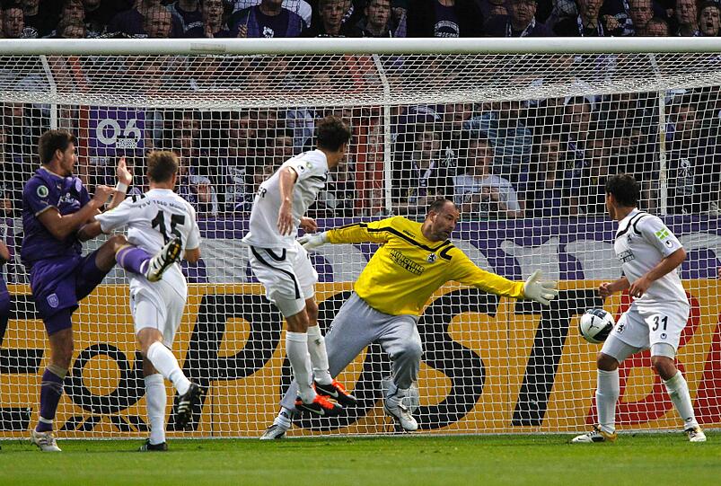 GABOR KIRALY: Rettete in seinem insgesamt 19. Pokalspiel in der ersten Halbzeit zweimal in höchster Not und musste in vielen Szenen die Unzulänglichkeiten seiner Vorderleute ausbügeln. Zu jeder Zeit sicher. Note: 2