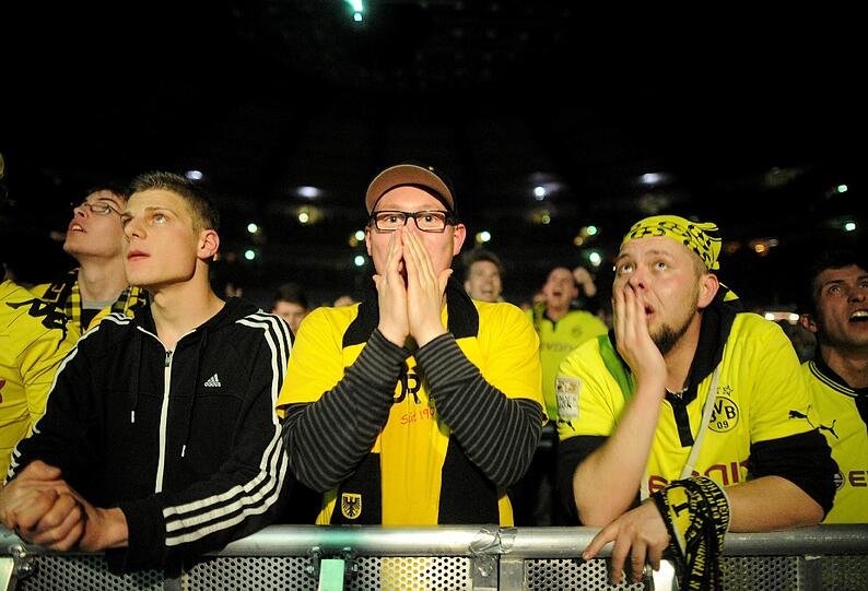 Traurig und niedergeschlagen: Die Fans des BVB sahen ein großartiges Spiel ihrer Mannschaft. Aber Arjen Robben machte in der 89. Minute mit dem Siegtreffer alle gelben Träume zunichte. Die Bilder von der Fanmeile in Dortmund.