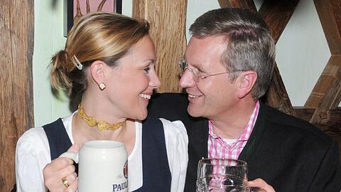 Tracht steht ihm nicht: Christian und Bettina Wulff auf dem Okoberfest.