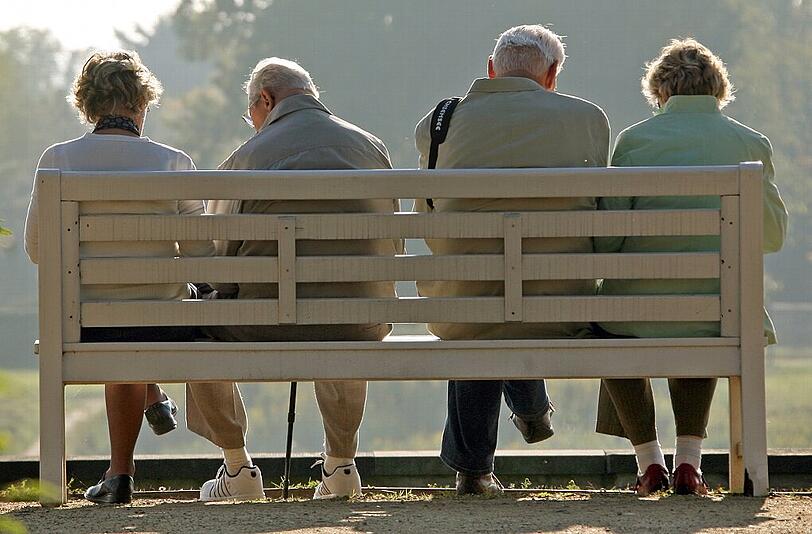 Rentner auf einer Parkbank: Wer sich im Ruhestand nicht nur ausruhen will, soll künftig weiterarbeiten können. Die Vergünstigungen könnten die Sozialversicherung teuer zu stehen kommen.