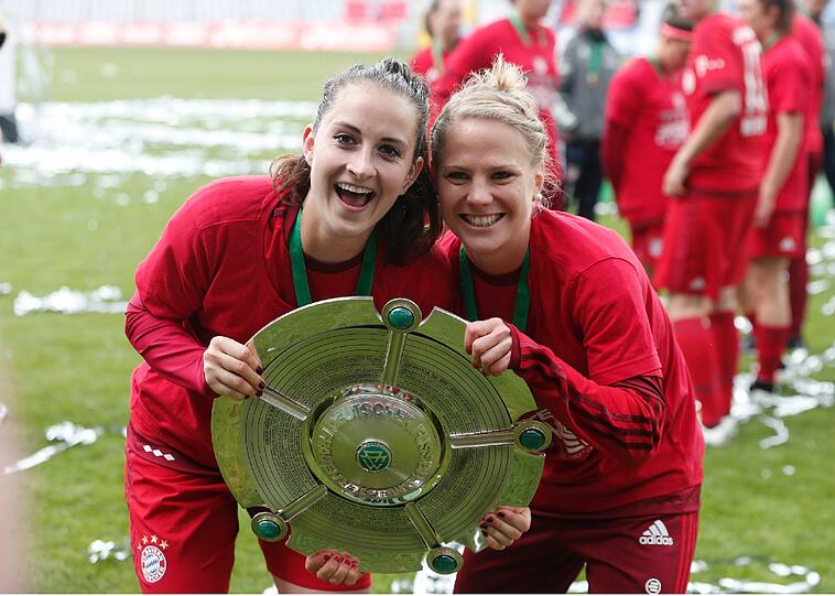 Ausgelassen feierten die Frauen des FC Bayern ihre Titelverteidigung im Grünwalder Stadion. Die Bilder!