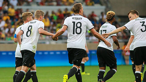 Der fünffache Torschütze Nils Petersen lässt sich von seinen Teamkollegen feiern.