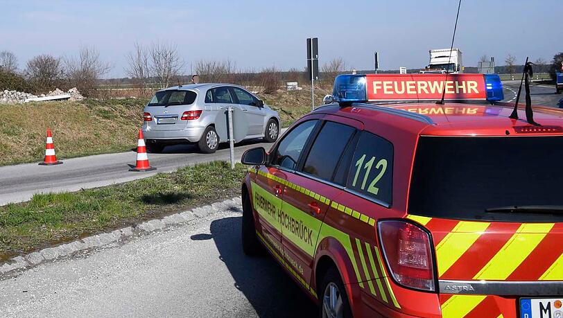 Ein uneinsichtiger Mercedes-Fahrer versuchte, über die ebenfalls gesperrte Gegenfahrbahn zu kommen. Ein uneinsichtiger Mercedes-Fahrer versuchte, über die ebenfalls gesperrte Gegenfahrbahn zu kommen.