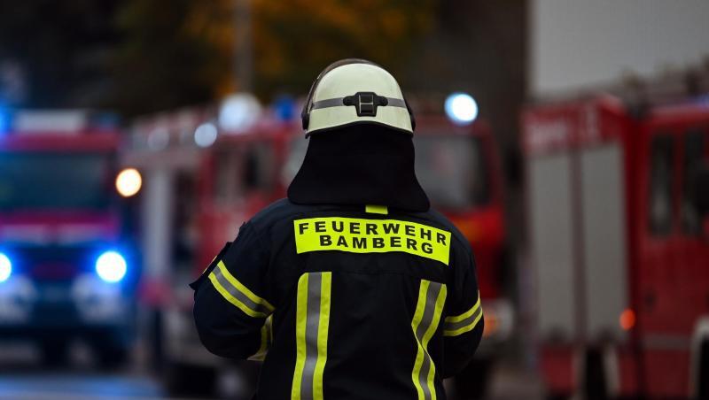 Ein Feuerwehrmann steht bei Nachlöscharbeiten vor mehreren Feuerwehreinsatzfahrzeugen. Foto: Nicolas Armer/dpa/Archivbild Ein Feuerwehrmann steht bei Nachlöscharbeiten vor mehreren Feuerwehreinsatzfahrzeugen. Foto: Nicolas Armer/dpa/Archivbild