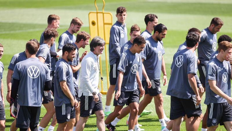 Nur Jonas Hofmann fehlte Bundestrainer Joachim Löw (M) am Sonntag im Training in Herzogenaurach.