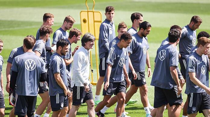 Nur Jonas Hofmann fehlte Bundestrainer Joachim Löw (M) am Sonntag im Training in Herzogenaurach.