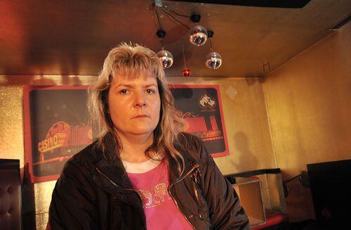 Sie soll nach dem Willen der Stadt ihre Bar &bdquo;Pik 16&ldquo; wieder zurück auf den Stand von 1981 bringen: Felicitas Barth. Deko, DJ und Diskokugeln wären zu &bdquo;diskothekenartig&ldquo;.