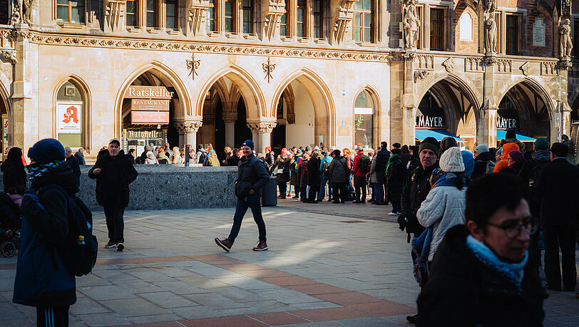 Am Marienplatz hat sich eine lange Schlange gebildet.