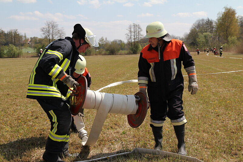 Mit einer Löschkette kämpften ein Feuerwehrmänner gegen die Feuerwalze, die sich durch das Schilf fraß.