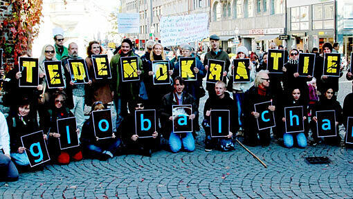 Global vernetzt: „Echte Demokratie jetzt“ – diese Forderung findet immer mehr Zuspruch, auch in München. Global vernetzt: „Echte Demokratie jetzt“ – diese Forderung findet immer mehr Zuspruch, auch in München.