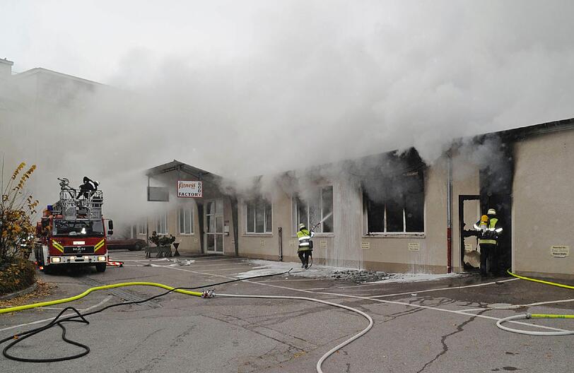Hofmannstr.: Großbrand in einem Fitnessstudio. Das Feuer bricht in einer Sauna aus und breitet sich über das ganze Gebäude aus. Die Löscharbeiten im Inneren des Gebäudes müssen aufgrund von Einsturzgefahr abgebrochen werden. Auf über 100 Metern wird der Dachstuhl geöffnet. Vier Drehleitern sind eingesetzt. Die ersten Schätzungen des Schadens belaufen sich auf etwa 200.000 €.