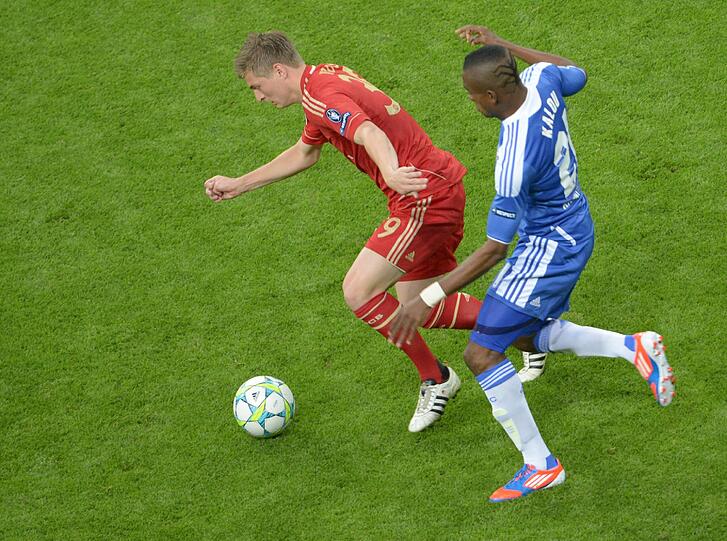 TONI KROOS: TROTZDEM NOTE 1! Musste nach Sekunden das erste Foul von Cole einstecken. Ballverteiler, irre viele Ballkontakte. Immer mit dem Kopf oben. Harte Geduldsprobe. Tauchte etwas zu sehr ab (war eigentlich auch Note 4, aber gut).