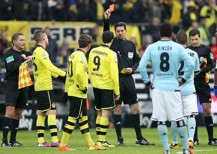Der Anfang der Dortmunder Herrlichkeit: Lewandowski sieht nach rüdem Foulspiel die rote Karte.