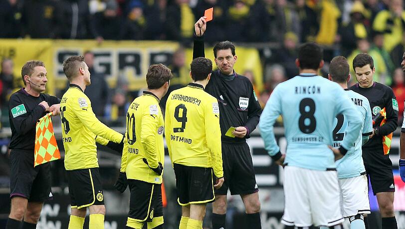 Der Anfang der Dortmunder Herrlichkeit: Lewandowski sieht nach rüdem Foulspiel die rote Karte. Der Anfang der Dortmunder Herrlichkeit: Lewandowski sieht nach rüdem Foulspiel die rote Karte.