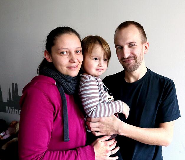 Sie lächeln trotz all ihrer Sorgen: Ramona und Florian Knapp mit ihrer kleinen Tochter Lenina.