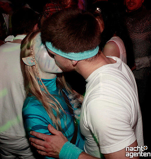 Hier feiern Menschen und Tiere, Alt und Jung und Dick und Dünn zusammen auf dem Rosenmontags-Sportlerfasching beim Olylüstchen. Mehr Bilder unter: www.nachtagenten.de