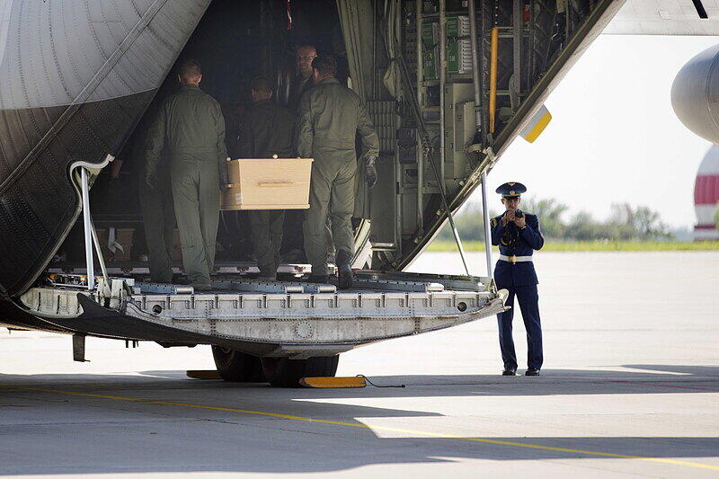 Am Flughafen von Charkow werden die Särge in das Flugzeug verladen.