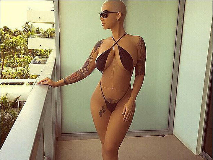 Mit ihren Tattoo-verzierten Kurven hat sie sowohl Kayne West (37) als auch Wiz Kahalifa (27) um den Finger gewickelt: Amber Rose (31) zeigt ihre Tattoos gerne freizügig auf Instagram.