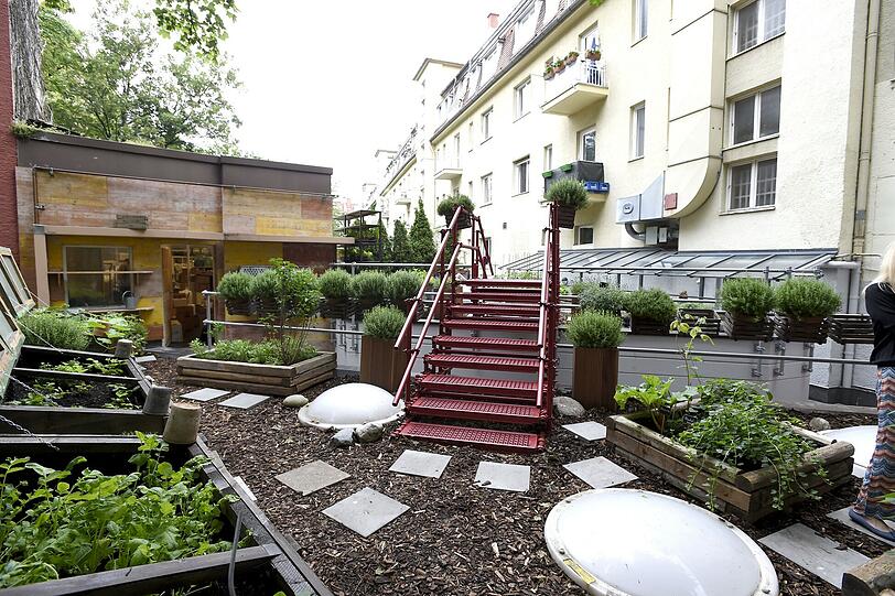 Eine rote Brücke verbindet die beiden Dachgärten auf dem Feinkost-Laden in der Prinzregentenstraße.