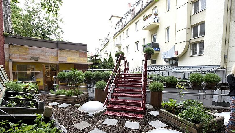 Eine rote Brücke verbindet die beiden Dachgärten auf dem Feinkost-Laden in der Prinzregentenstraße. Eine rote Brücke verbindet die beiden Dachgärten auf dem Feinkost-Laden in der Prinzregentenstraße.