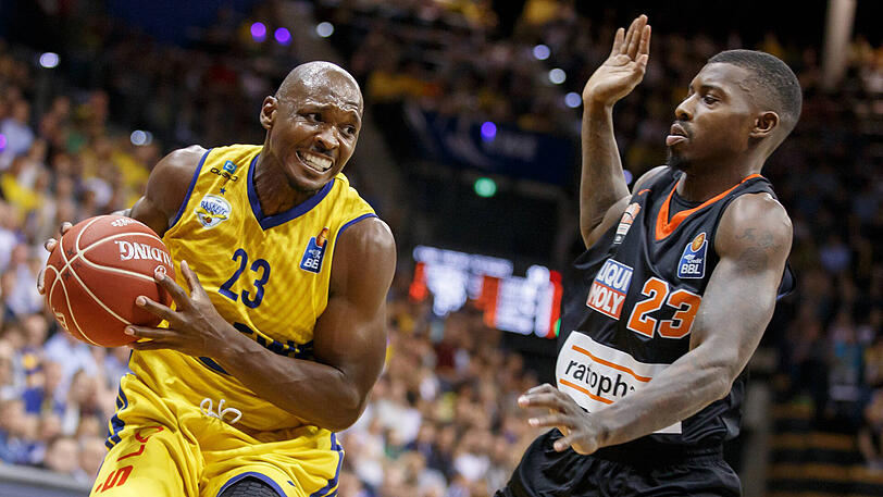 Der Oldenburger Rickey Paulding (links) im Duell mit dem Ulmer Casey Prather.
