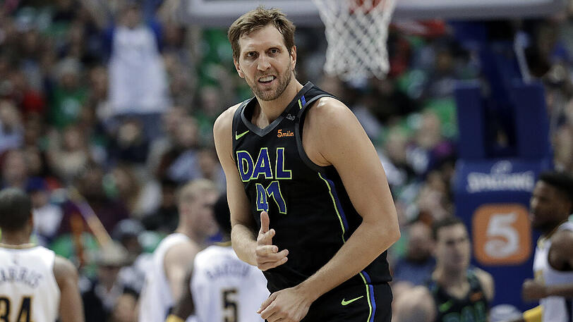 Dirk Nowitzki hat seinen Vertrag bei den Dallas Mavericks um ein weiteres Jahr verlängert.