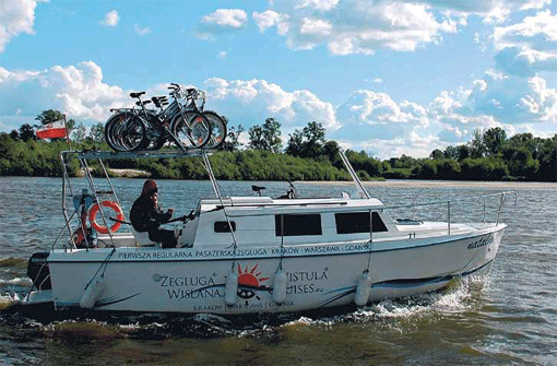 Nicht viel Komfort, aber wendig und praktisch: mit solch kleinen Motoryachten lässt sich die Weichsel auch ohne Bootsführerschein erkunden.