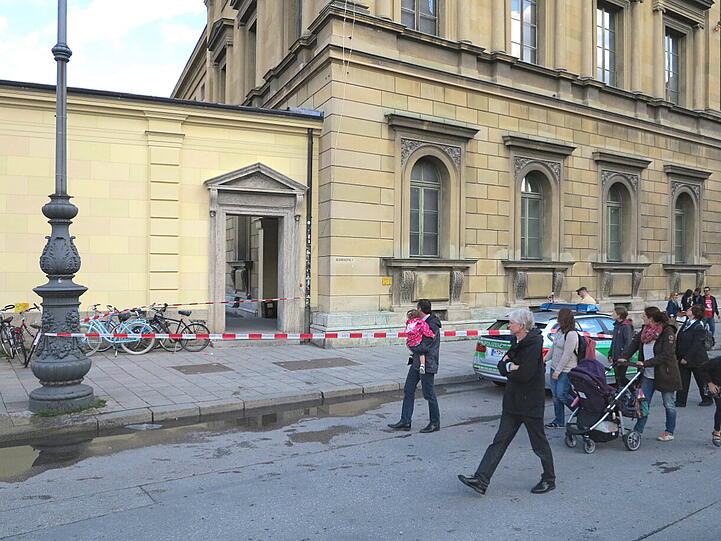 Die Polizei kam und sperrte die Stelle ab.