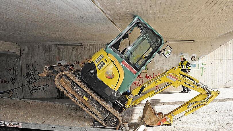 Der Sachschaden ist noch unklar, dem Fahrer ist beim Zwischenfall nichts passiert. Der Sachschaden ist noch unklar, dem Fahrer ist beim Zwischenfall nichts passiert.