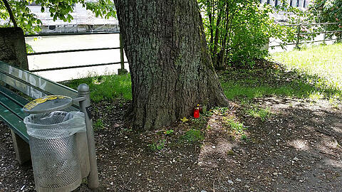 Die Stelle, an der Domenico L. am 28.05.2013 ermordet wurde. Inzwischen sind auch die vielen Blumen und Gedenkkarten nicht mehr da.