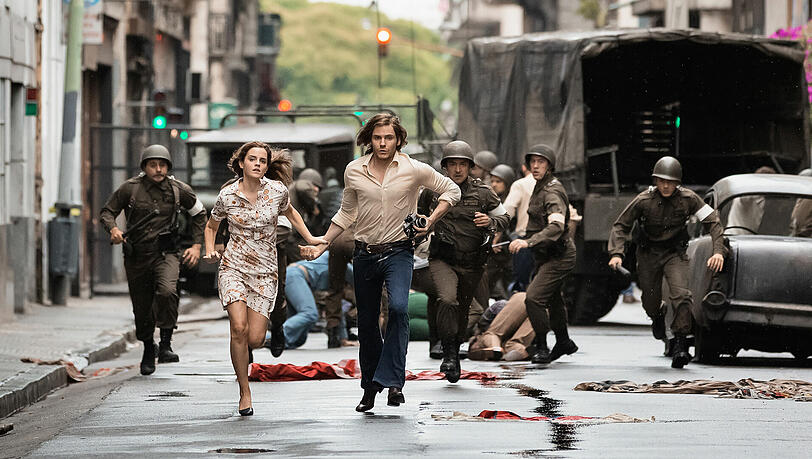 Militärputsch in Chile: Soldaten hetzen Lena (Emma Watson) und Daniel (Daniel Brühl) durch die Straßen. Militärputsch in Chile: Soldaten hetzen Lena (Emma Watson) und Daniel (Daniel Brühl) durch die Straßen.