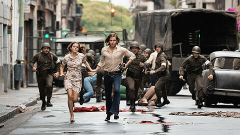 Militärputsch in Chile: Soldaten hetzen Lena (Emma Watson) und Daniel (Daniel Brühl) durch die Straßen.