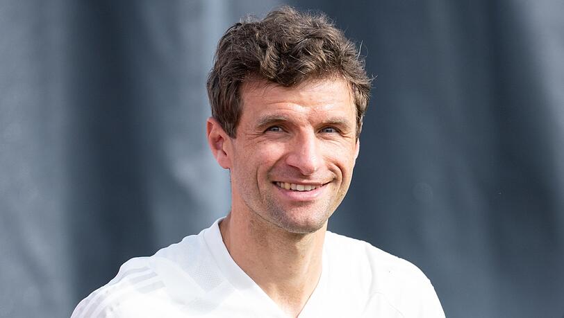 Thomas Müller sitzt gegen Manchester United vorerst auf der Bayern-Bank. Thomas Müller sitzt gegen Manchester United vorerst auf der Bayern-Bank.