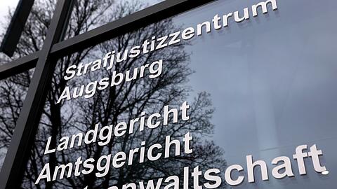 Ein Mann steht in Augsburg wegen des Vorwurfes des schweren sexuellen Kindesmissbrauchs vor Gericht.