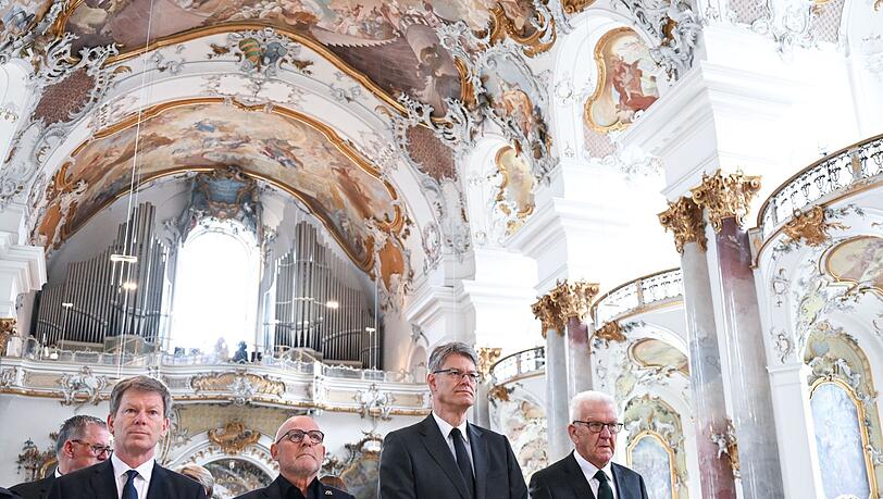 "Unsere Herzen sind voller Trauer", sagte Schnieder in der voll besetzten Kirche Münster Unserer Lieben Frau.