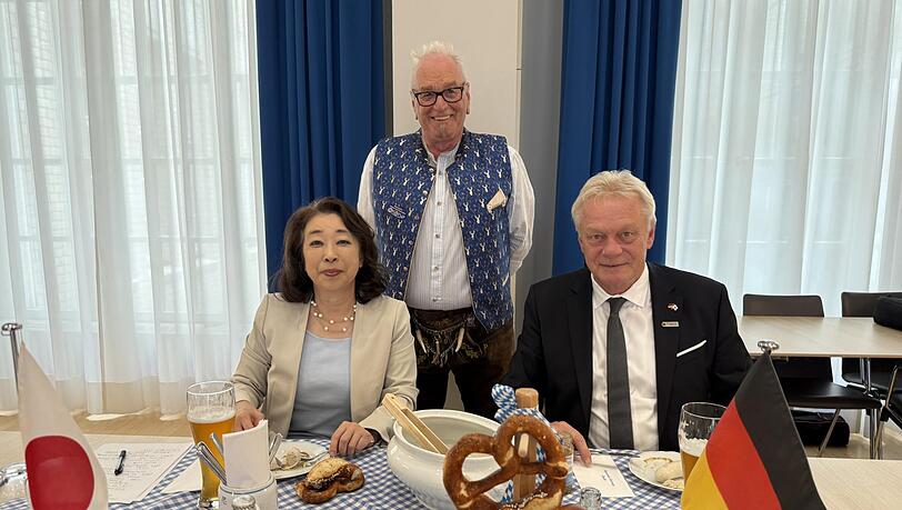 Wei&szlig;wurst-Botschafter Bertl (M.) steht stolz hinter der japanischen Botschafterin Shino Mitsuko und Bundesminister Alois Rainer.