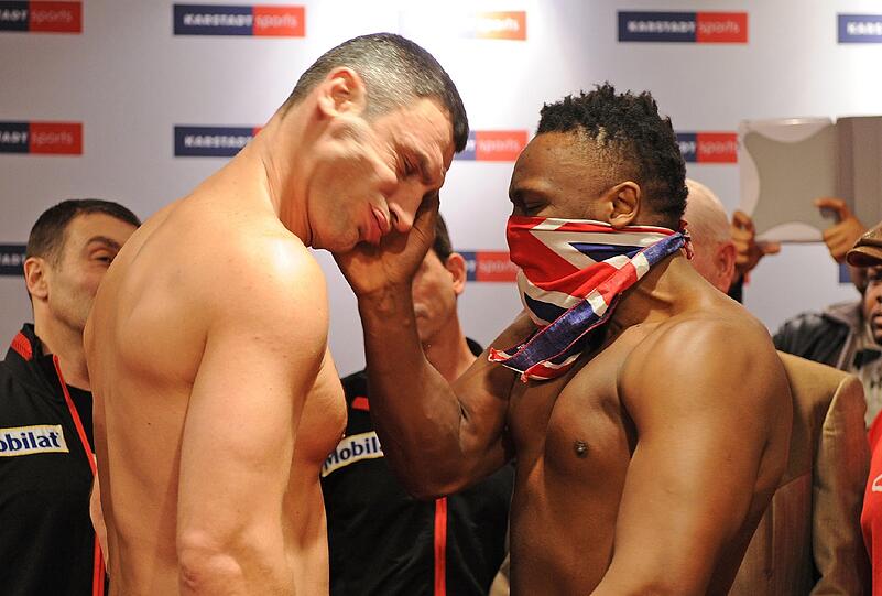 Dereck Chisora verpasst Vitali Klitschko (l.) eine Watschn.