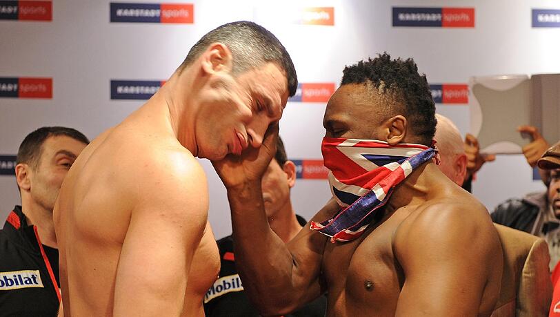 Dereck Chisora verpasst Vitali Klitschko (l.) eine Watschn. Dereck Chisora verpasst Vitali Klitschko (l.) eine Watschn.