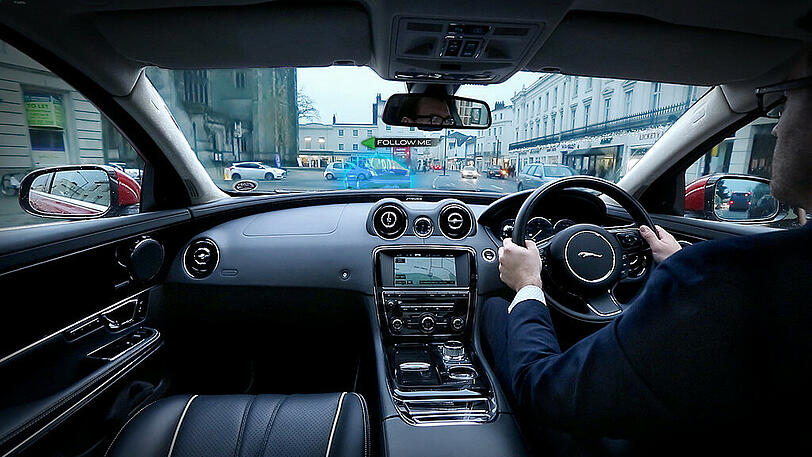 Jaguar Land Rover entwickelt Technologien, die die Dachsäulen des Fahrzeugs dank Kamera transparent erscheinen lassen und bei der Navigation ein virtuelles Vorausfahrzeug in das Head-up-Display einspiegeln. Die Systeme werden &bdquo;360 Virtual Urban Windscreen&ldquo; und &bdquo;Follow-Me Ghost Car Navigation&ldquo; genannt.