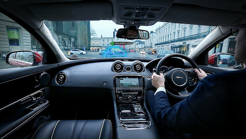 Jaguar Land Rover entwickelt Technologien, die die Dachsäulen des Fahrzeugs dank Kamera transparent erscheinen lassen und bei der Navigation ein virtuelles Vorausfahrzeug in das Head-up-Display einspiegeln. Die Systeme werden „360 Virtual Urban Windscreen“ und „Follow-Me Ghost Car Navigation“ genannt. Jaguar Land Rover entwickelt Technologien, die die Dachsäulen des Fahrzeugs dank Kamera transparent erscheinen lassen und bei der Navigation ein virtuelles Vorausfahrzeug in das Head-up-Display einspiegeln. Die Systeme werden „360 Virtual Urban Windscreen“ und „Follow-Me Ghost Car Navigation“ genannt.