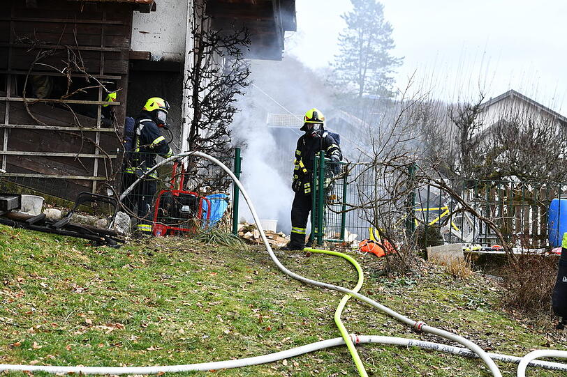 Der Sachschaden beträgt 35.000 Euro - die Ursache für den Kellerbrand ist derzeit noch unklar. Die Bilder vom Feuerwehreinsatz.