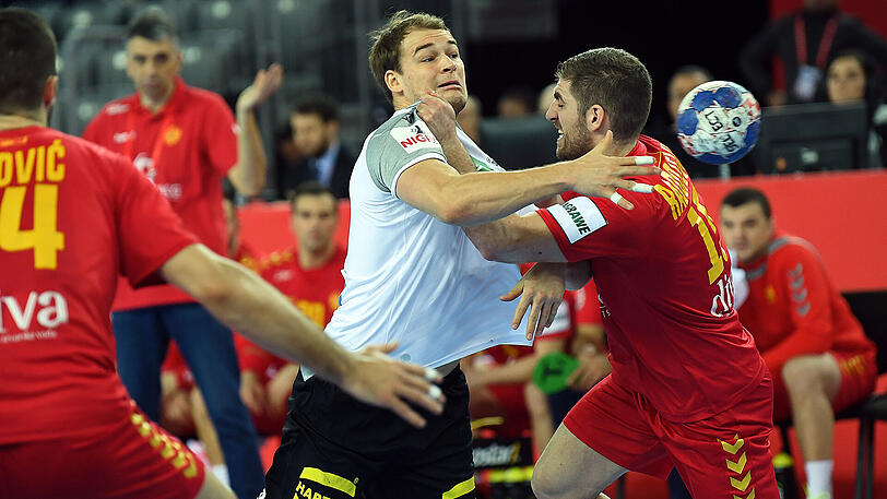 Deutschlands Paul Drux (Mitte) muss sich gegen Milos Bozovic (links) und Igor Radojevic behaupten.