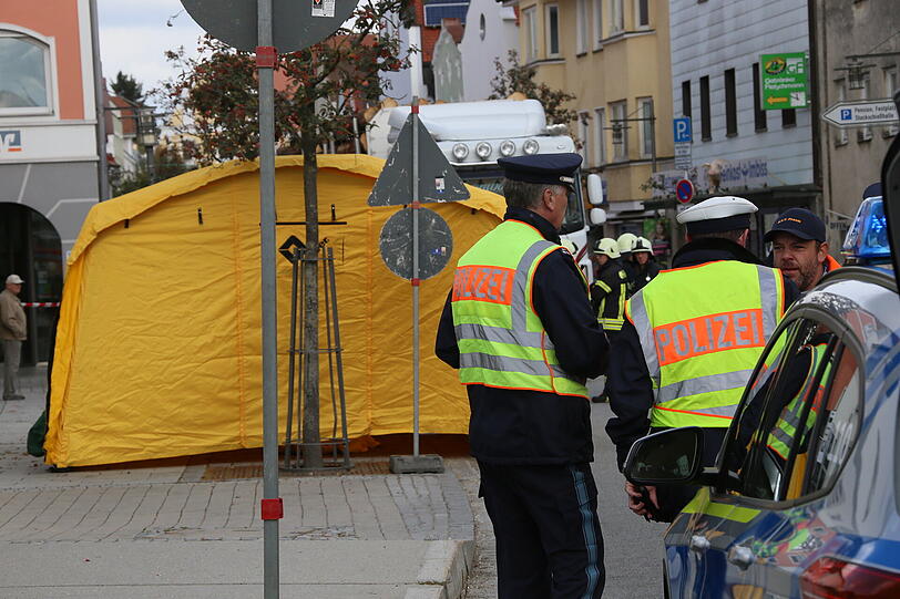 Polizei und Feuerwehr sperrten die Unfallstelle.