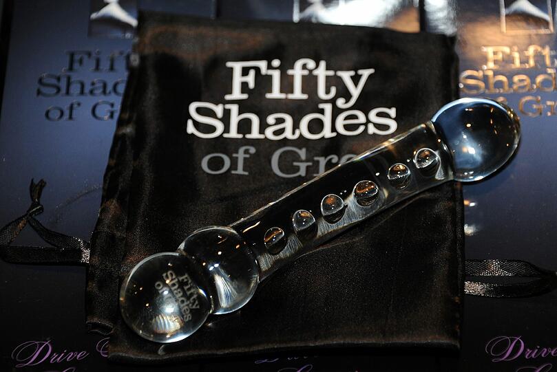 Nach dem Bestseller-Erfolg "Fifty Shades of Grey" gibt's auf der Erotikmesse "Eros und Amore" in München heurer auch zahlreiche SM-Fan-Accesoires zu kaufen.
