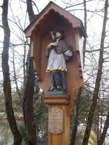 ... christliche Figuren säumen den Wegrand.
