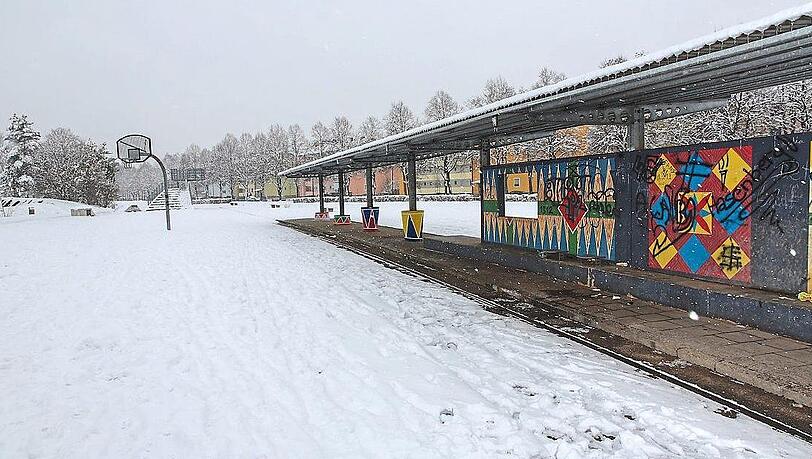 Die alte Haltestelle steht noch, sie ist heute bunt bemalt. "Der Platz ist hauptsächlich für Jugendliche gedacht", heißt es von Green City. Die alte Haltestelle steht noch, sie ist heute bunt bemalt. "Der Platz ist hauptsächlich für Jugendliche gedacht", heißt es von Green City.