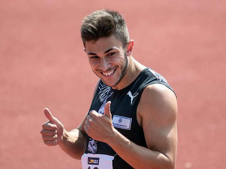 Die neue deutsche Sprinthoffnung freut sich nach seinem Sieg im Finale über 100 Meter der Männer beim Leichtathletik-Meeting in Leverkusen.